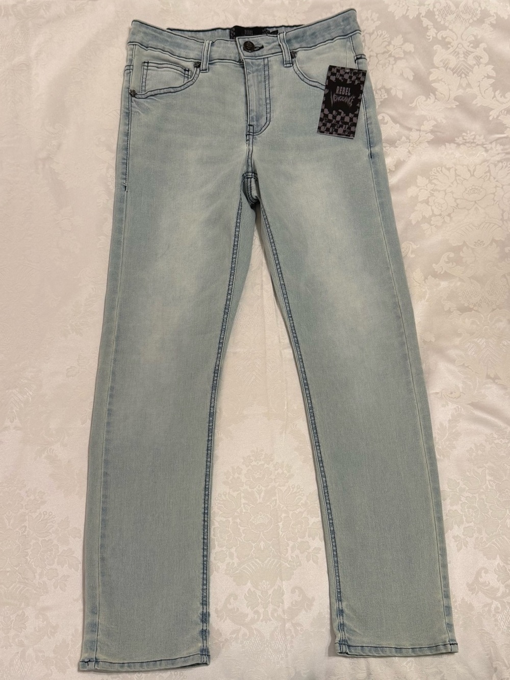 Rebel Vengeance Skull Graphic Men’s Denim Jeans, Light Blue Wash, Size 28, New!